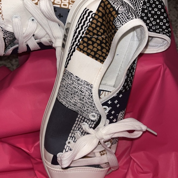 Canvas sneakers, fun white base. - Picture 5 of 5